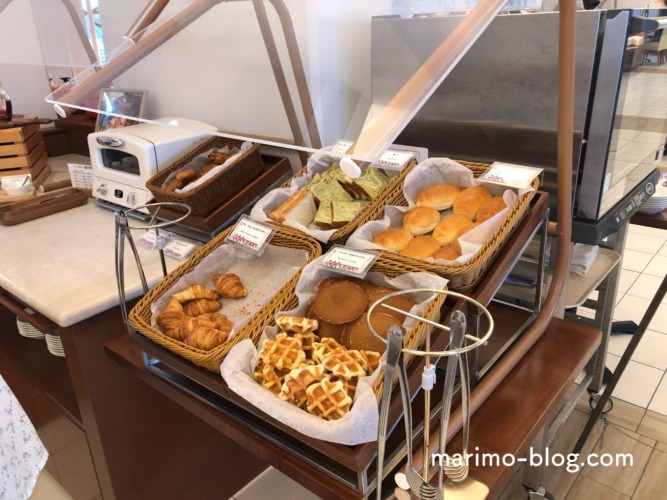 沖縄アラマハイナコンドホテルの朝食パンコーナー（1歳子連れ宿泊記）