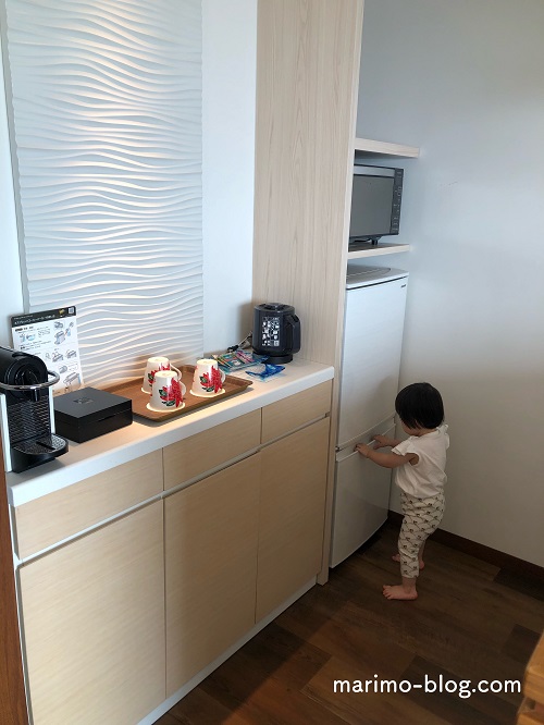 沖縄アラマハイナコンドホテルスーペリアルーム部屋のキッチン（1歳子連れ宿泊記）