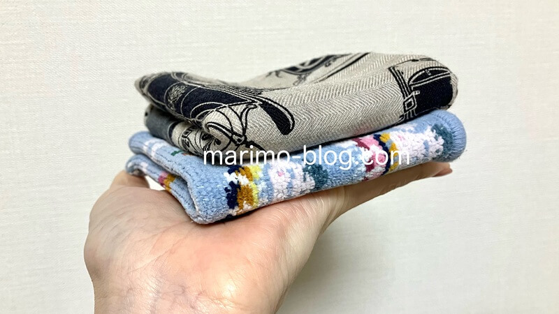 エルメスガブロッシュはかなりコンパクトになる(ハンカチと比較)