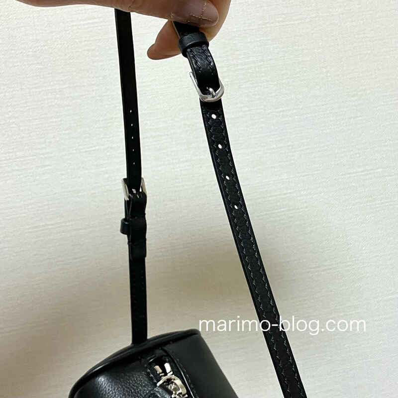The Rowの90'Bagのストラップに時計ベルトをつけて延長したところ