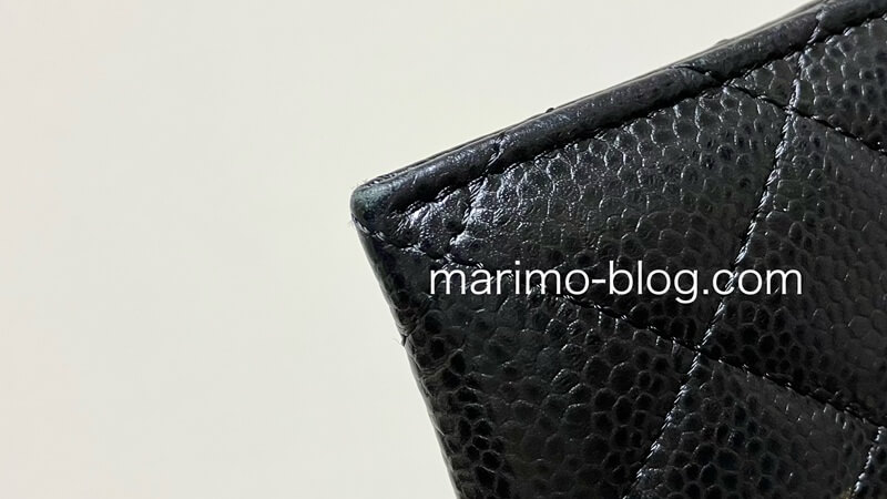 10年愛用中のシャネルキャビアスキンカードケースの経年劣化（角擦れ）