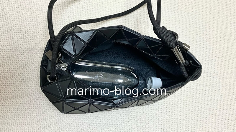 BAOBAOのLOOPに500mlペットボトルが入る様子