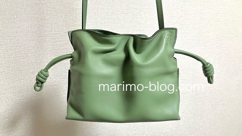 ロエベフラメンコミニ（ローズマリー）に荷物を入れた写真
