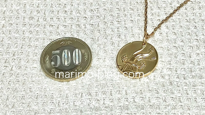 ヴァンクリのゾディアックと500円玉を比較